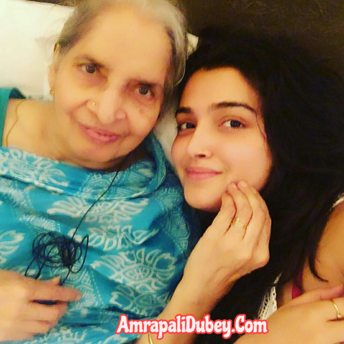 Amrapali Dubey family photo